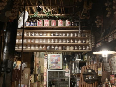 スパイスいっぱいな店内　福井市　香花